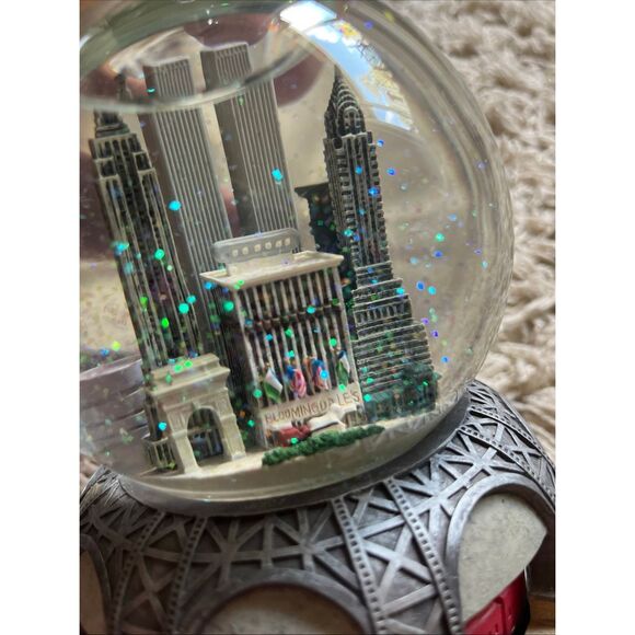 Vintage Bloomingdale's NYC Pre 9/11 Twin Towers Musical/Revolving Snow Globe - Picture 10 of 11